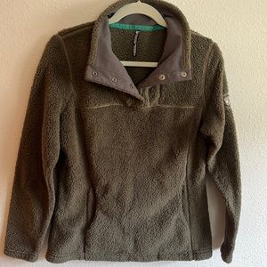 Kuhl fuzzy green pullover with pockets size small